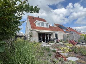 a white house with a red roof at Park De Marol Grutto 8 in Lemmer