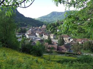 a town on a hill with mountains in the background at Le RepAire de La SalAmandre in Ivrey