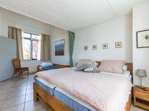 a bedroom with a large bed in a room at Park Brekkense Wiel 190 in Lemmer