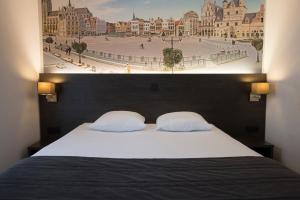 a bedroom with a bed with a picture of a city at 3 Paardekens - City Centre Hotel in Mechelen