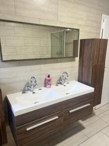 a bathroom with two sinks and a large mirror at Greenways House in Lancaster +55 photos