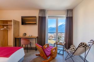 a hotel room with a view of a mountain at Hirondelle Locanda Vegana in Aosta