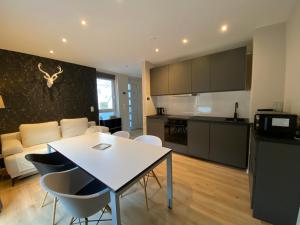 a kitchen and living room with a table and chairs at Apartment End in Heidelberg