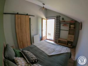 a bedroom with a large bed and a window at L'écrin de lacoste in Chasteaux