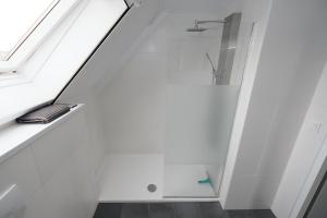 a white staircase with a glass door and a window at Park Brekkense Wiel 103 in Lemmer +12 photos