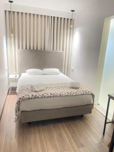 a bedroom with a large bed with white sheets at Hotel Flamingo in Lisbon