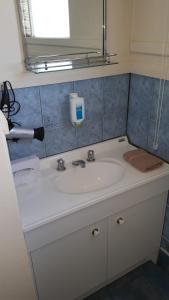 Bilik mandi di Kaniva Midway Motel