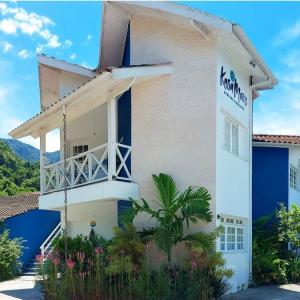 a side view of the building with a balcony at Kasa Mare studios Maresias in São Sebastião