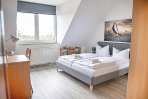 a bedroom with a large bed in a room at Lagunenstadt am Haff - Fewo 67 Vorstag in Ueckermünde