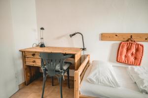 a bedroom with a desk and a bed and a bed and a lamp at Haffliebe in Ueckermünde