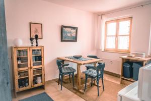 a dining room with a table and chairs at Haffliebe in Ueckermünde