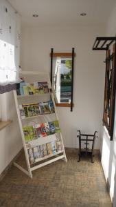 a room with a shelf with books and a mirror at Ferienhaus am Flaumbach in Blankenrath