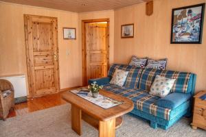 a living room with a couch and a table at Strandhaus 38 in Mönkebude