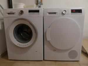 a washing machine and a dryer in a room at King Ludwig's Old Neighbour in Schwangau