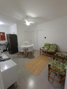 a living room with a couch and a table at Boracéia Apto 1 quarto in Bertioga