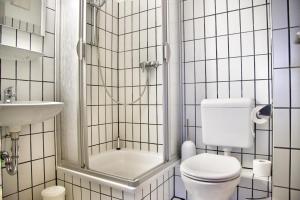 a bathroom with a shower and a toilet and a sink at Lagunenstadt am Haff - Fewo 4 Muschel in Ueckermünde