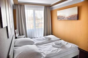 a hotel room with two beds and a window at Lagunenstadt am Haff - Fewo 72 Flip in Ueckermünde