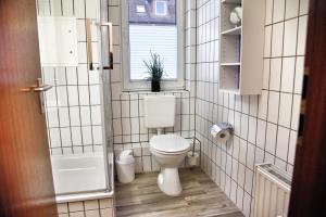 a small bathroom with a toilet and a window at Lagunenstadt am Haff - Fewo 125 Yarn in Ueckermünde