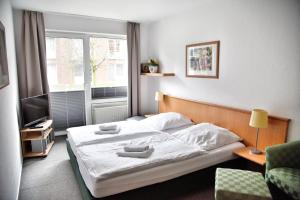 a hotel room with a bed and a television at Lagunenstadt am Haff - Fewo 125 Yarn in Ueckermünde