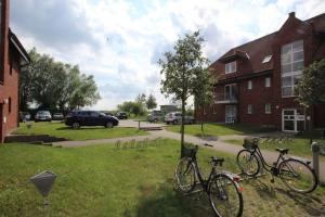 two bikes parked in a yard next to a house at Lagunenstadt am Haff - 189 Stromer in Ueckermünde +11 photos