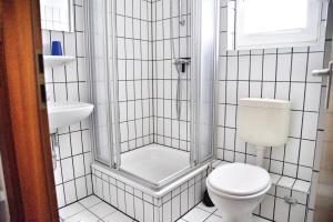 a bathroom with a shower with a toilet and a sink at Lagunenstadt am Haff - 189 Stromer in Ueckermünde