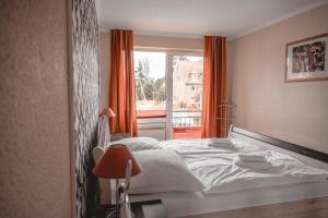 a bedroom with a bed and a window at Lagunenstadt am Haff - 146 Oberlicht in Ueckermünde
