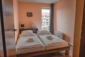 a bedroom with a bed with two towels on it at Lagunenstadt am Haff - 146 Oberlicht in Ueckermünde