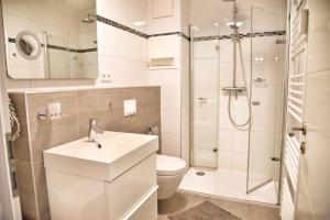 a bathroom with a toilet sink and a shower at Lagunenstadt am Haff - Fewo 161 Arielle in Ueckermünde
