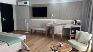 a hotel room with a desk and a bed at Empire Hotel Buenos Aires in Buenos Aires