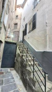 a set of stairs leading to a building with a door at Le Passage - Centre-ville - WiFi in Issoire