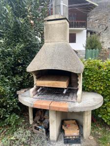 an outdoor pizza oven sitting in a yard at Mansarda Residenza Giada in Pila