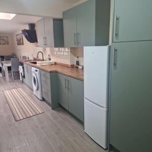 a kitchen with a refrigerator and a dishwasher at Clover Crest - 3-Bedroom House in Bourton on the Water +14 photos