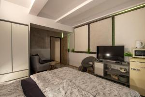 a hotel room with a bed and a tv and a room at Apartmány Caffe & Grill in Roudnice nad Labem