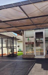 a store front with awning in a parking lot at Bungalows Ailen in Federación