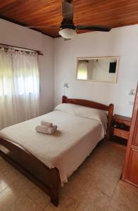 a bedroom with a bed with two towels on it at Bungalows Ailen in Federación +4 photos