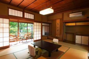 Posezení v ubytování Arai Ryokan