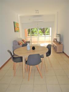 a dining room table and chairs in a living room at Tu hogar en Resistencia, con cochera in Resistencia