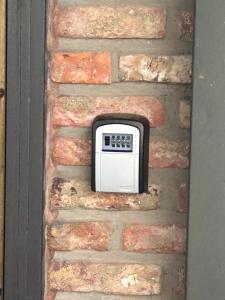 a microwave embedded in a brick wall at Steves Place Haasdonk in Beveren