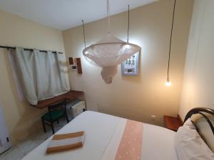 ein Zimmer mit einem weißen Tisch und einer Lampe in der Unterkunft Casa Cacheu Homestay in Bissau