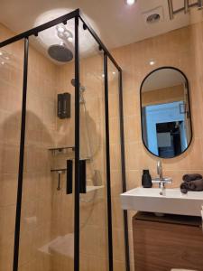 a bathroom with a shower and a sink at Vakantiehuisje verhuur - Heuvel 35 in Simpelveld +38 photos