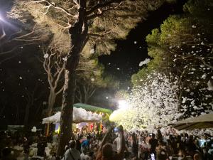 a crowd of people standing in a crowd at night at Bella Tents - Camping Vibes in Marina di Grosseto +95 photos
