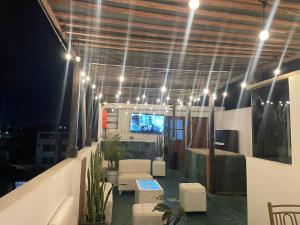 a room with lights and a tv on a roof at Hostal Mirador in Pisco