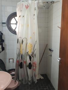 a shower curtain with flowers on it in a bathroom at Alojamiento Pichinchas in Paso de los Libres +6 photos