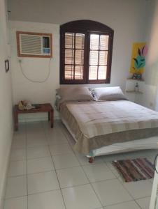 a bedroom with a bed and a window at Alojamiento Pichinchas in Paso de los Libres