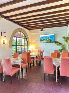 a dining room with tables and chairs in a restaurant at Hotel Castillo de Montemayor in Montemayor