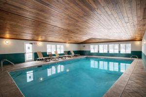 a large swimming pool with a wooden ceiling at Quality Inn Logan near University in Logan