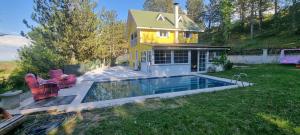 a house with a swimming pool in the yard at Özer hızarcıoglu in Talipler