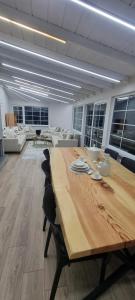 a conference room with a wooden table and chairs at Özer hızarcıoglu in Talipler