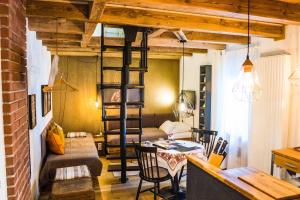 a living room with a loft bed and a table at Charmantes TINY HOUSE Apartment in Besigheim mit Gartenblick und zentrale Lage in Besigheim