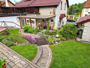 a house with a garden in the yard at Ferienwohnung Am Öpitzer Berg in Pößneck